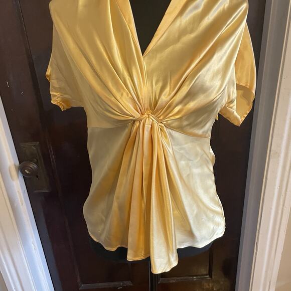 WOMAN'S ANNE KLEIN SIZE 6 SILK Yellow Short Sleeve Shirt Gathered Satin - Picture 2 of 8